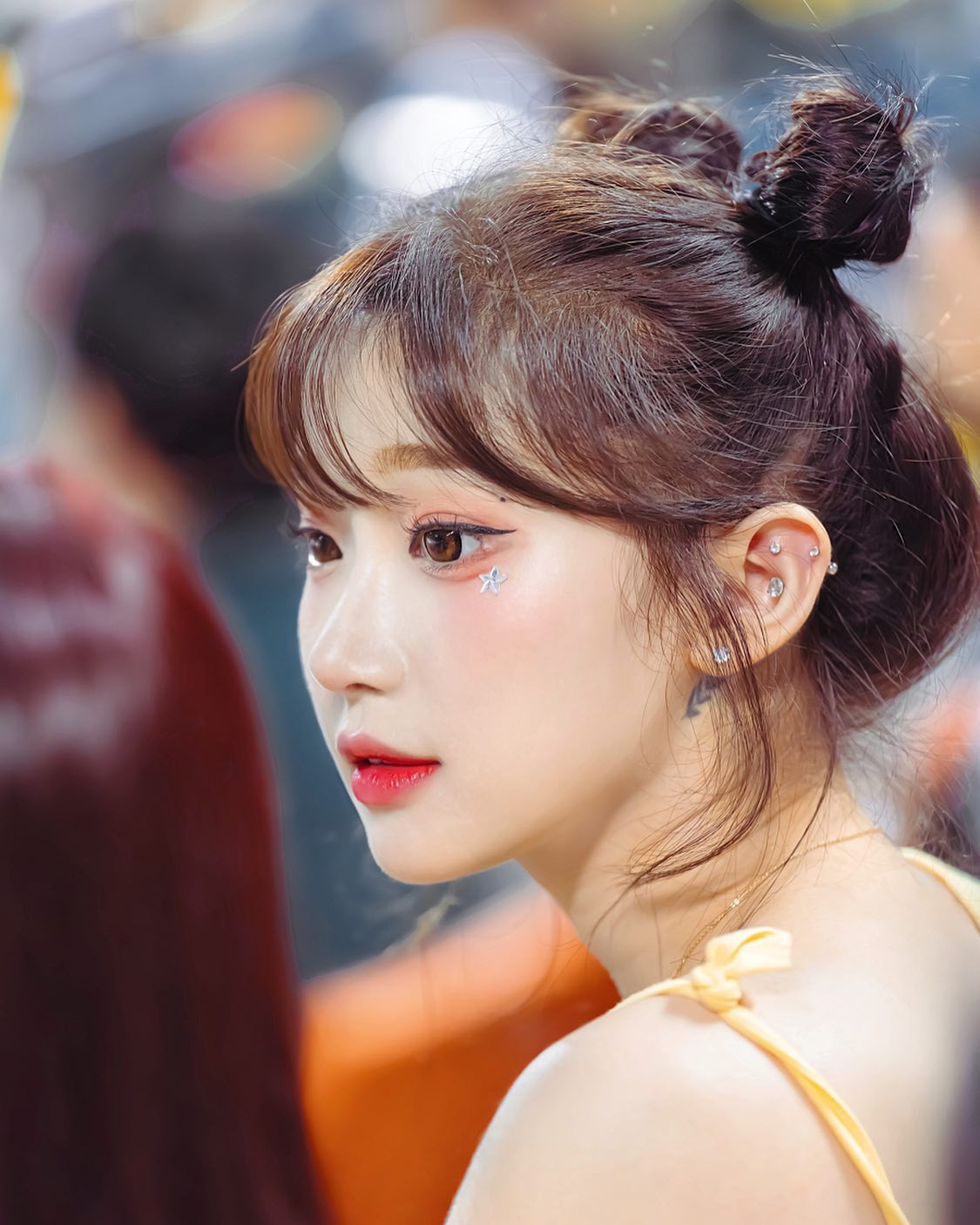 Với ngoại hình nổi bật, cô được mệnh danh "nữ thần cổ động", "thiên thần hoạt náo viên".