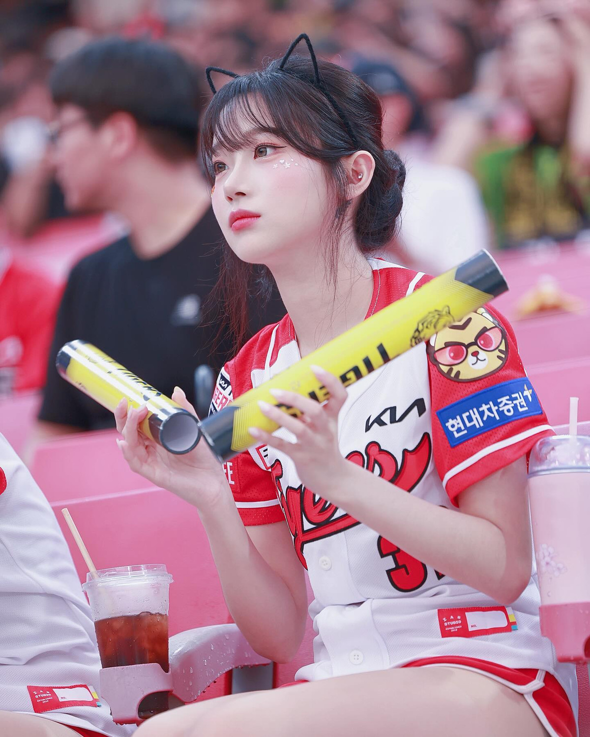 Lee Ju Eun sinh ngày 27/4/2004, nổi lên từ năm 2024 nhờ một video ngắn, trong đó cô biểu diễn điệu nhảy "Pikki Pikki" ở vai trò thành viên đội cổ vũ KIA Tigers.