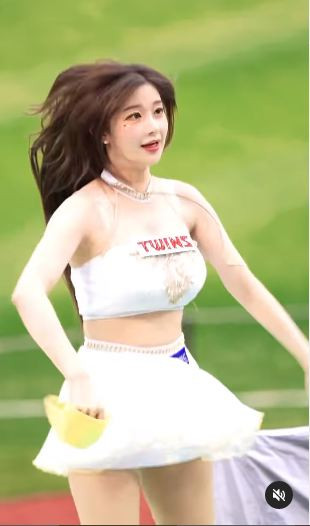 Ngày 12/4, khi chính thức biểu diễn trong trận LG Twins gặp Doosan Bears, Lee Ju Eun tiếp tục bị soi khi trình diễn vũ đạo gợi cảm trong bộ đồ sexy. Những động tác mạnh mẽ khiến cho vòng 1 của cô nàng không thể cố định cũng như chiếc váy ngắn bị tốc cao lên.