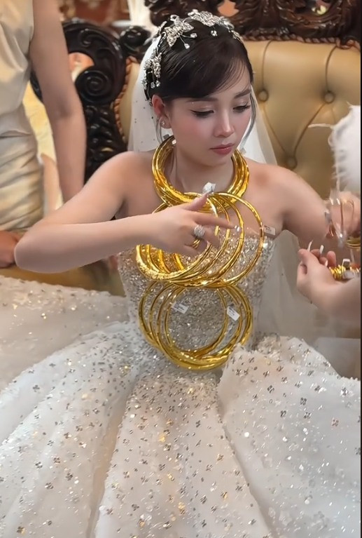 Được biết, cô dâu được tặng tới hơn 10 cây vàng cùng tiền mặt từ gia đình hai bên – một con số khủng khiến không ít người phải trầm trồ. (Ảnh: Chau Toc Nau)