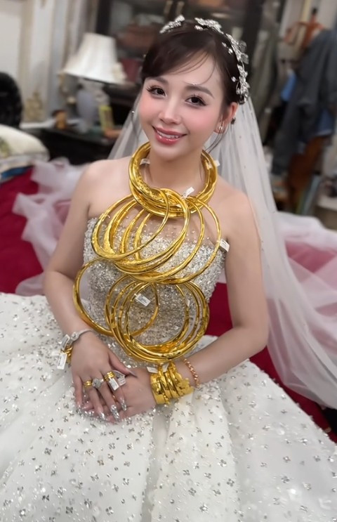 Những ngày gần đây, loạt ảnh, video về một cô dâu ở Thanh Hóa đeo vàng trĩu cổ và tay đã thu hút sự quan tâm đặc biệt của dân mạng. (Ảnh: Chau Toc Nau)