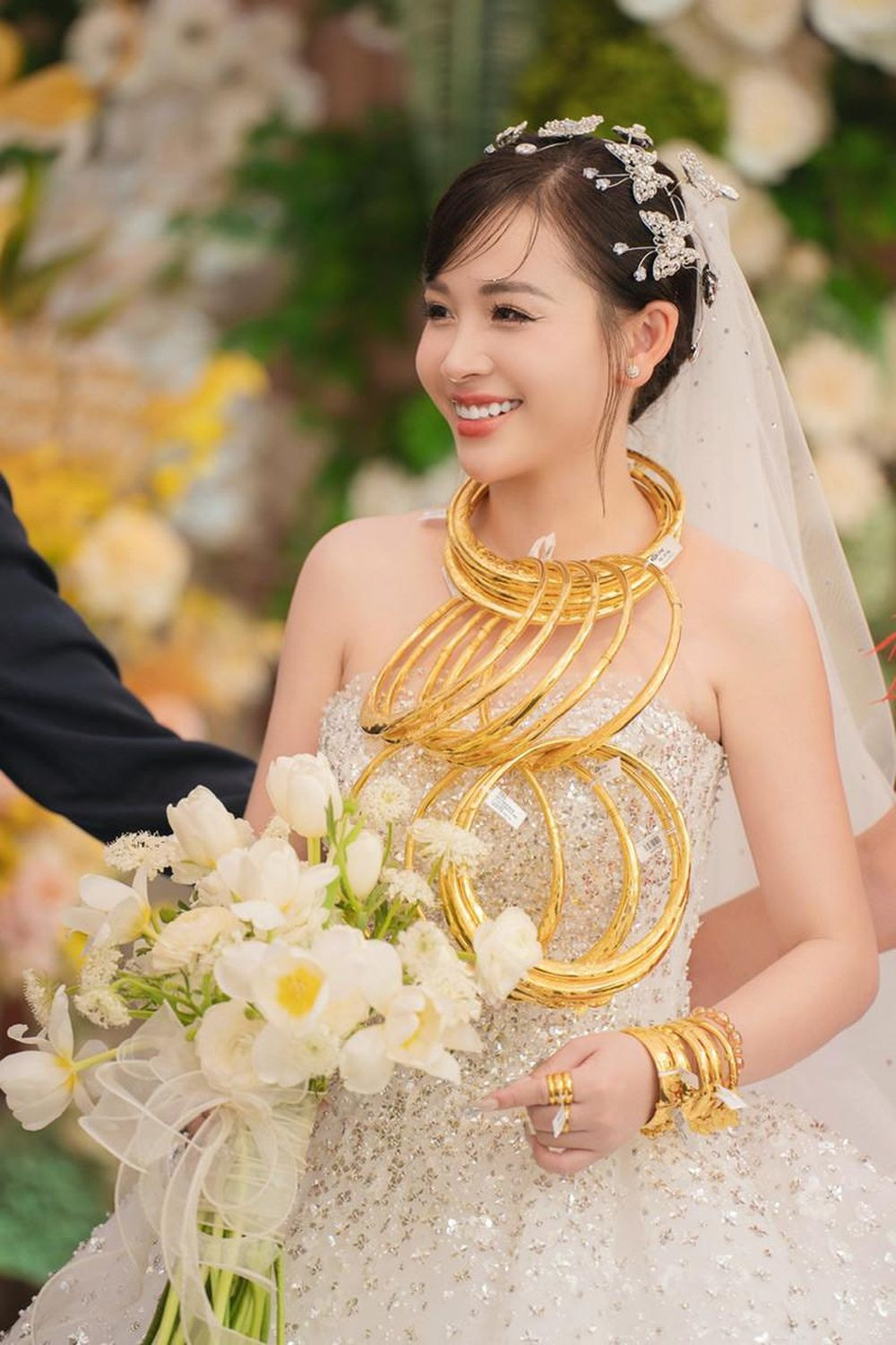 Vì sống gần nhà, cặp đôi đã có mười mấy năm quen biết, song trước đó chưa từng nảy sinh tình cảm đặc biệt. (Ảnh: FBNV)