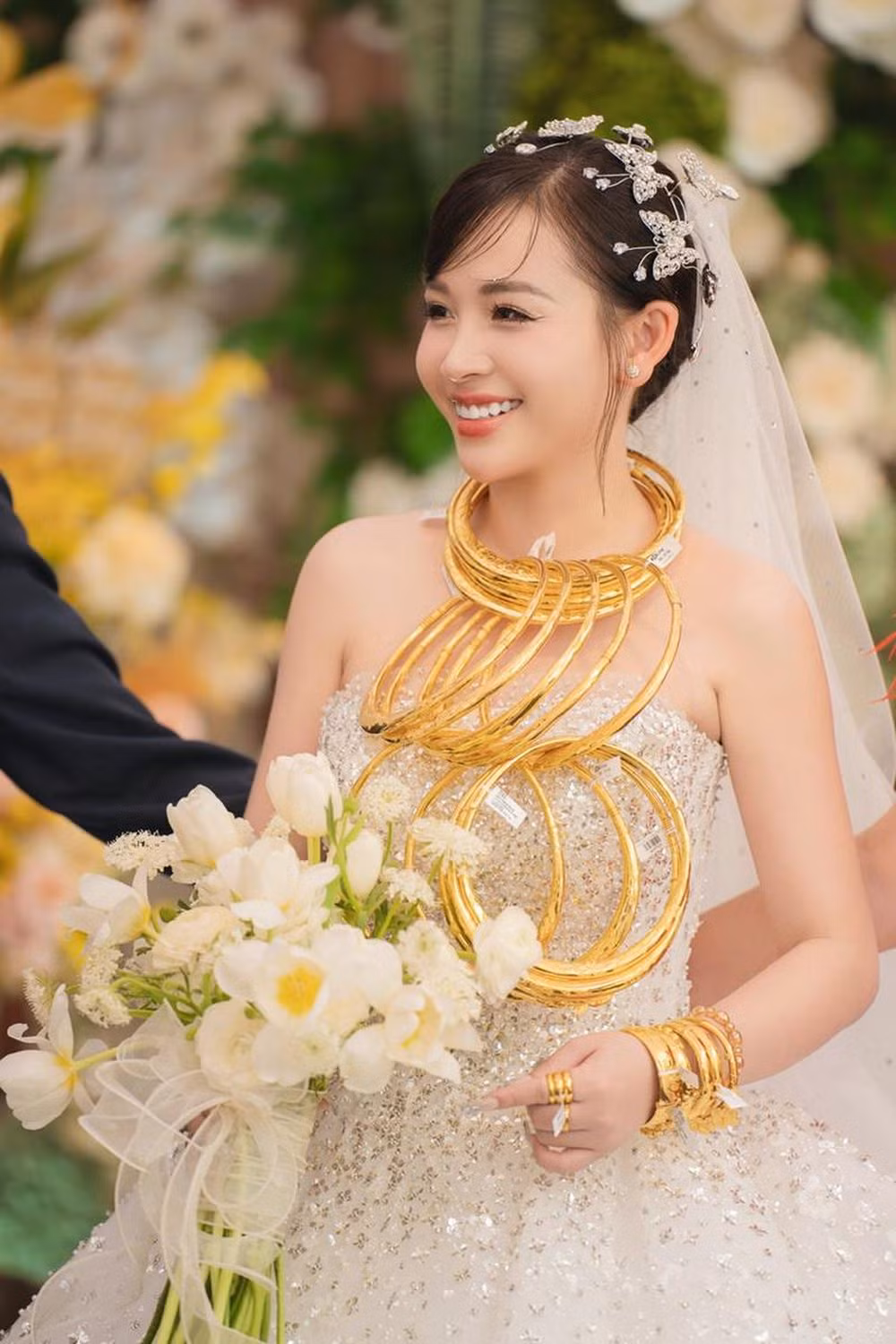 Vì sống gần nhà, cặp đôi đã có mười mấy năm quen biết, song trước đó chưa từng nảy sinh tình cảm đặc biệt. (Ảnh: FBNV)