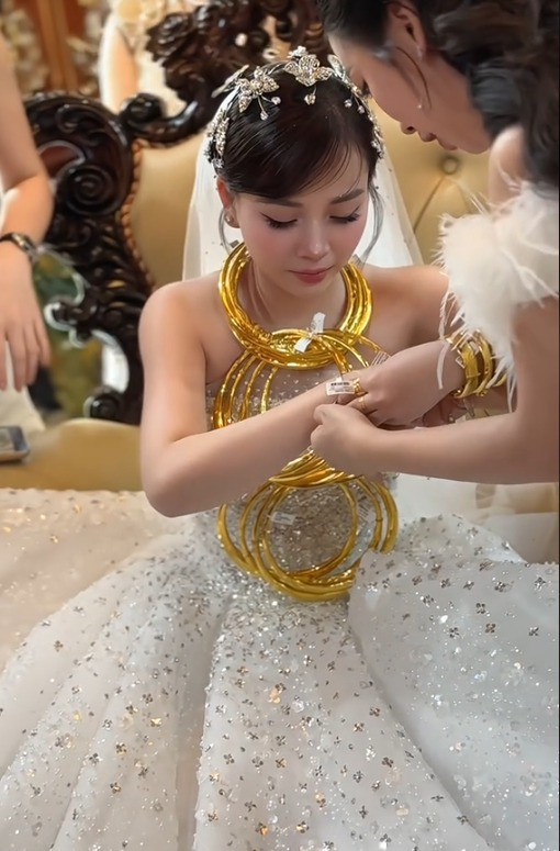 Trong bối cảnh giá vàng liên tục tăng cao, hình ảnh cô dâu được nhận nhiều vàng thế này trong ngày cưới khiến chị em không khỏi rần rần xin vía: “Cô dâu khởi nghiệp thành công”; “Thành tâm xin vía lấy chồng nhận được nhiều vàng như cô dâu” (Ảnh: Chau Toc Nau)