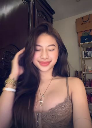 Không chỉ vậy, cô nàng thường xuyên đăng tải hình ảnh vui vẻ như nhảy đu trend lên trang cá nhân.