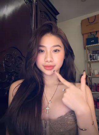 Thay vì bi lụy vì chuyện tình vừa qua, người theo dõi nhận thấy Louis Phạm thời gian gần đây chăm chút cho bản thân nhiều hơn. Cô đầu tư học ngoại ngữ, tập thể thao, nhảy múa và xây dựng hình ảnh phụ nữ hiện đại, quyến rũ nhưng vẫn mạnh mẽ và độc lập.