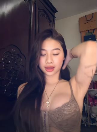 Trước đó, trong bài đăng thông báo chia tay, cô nàng cũng cho biết mình và Paul Lê chia tay trong hòa bình, cả hai vẫn sẽ tiếp tục dõi theo và ủng hộ nhau.