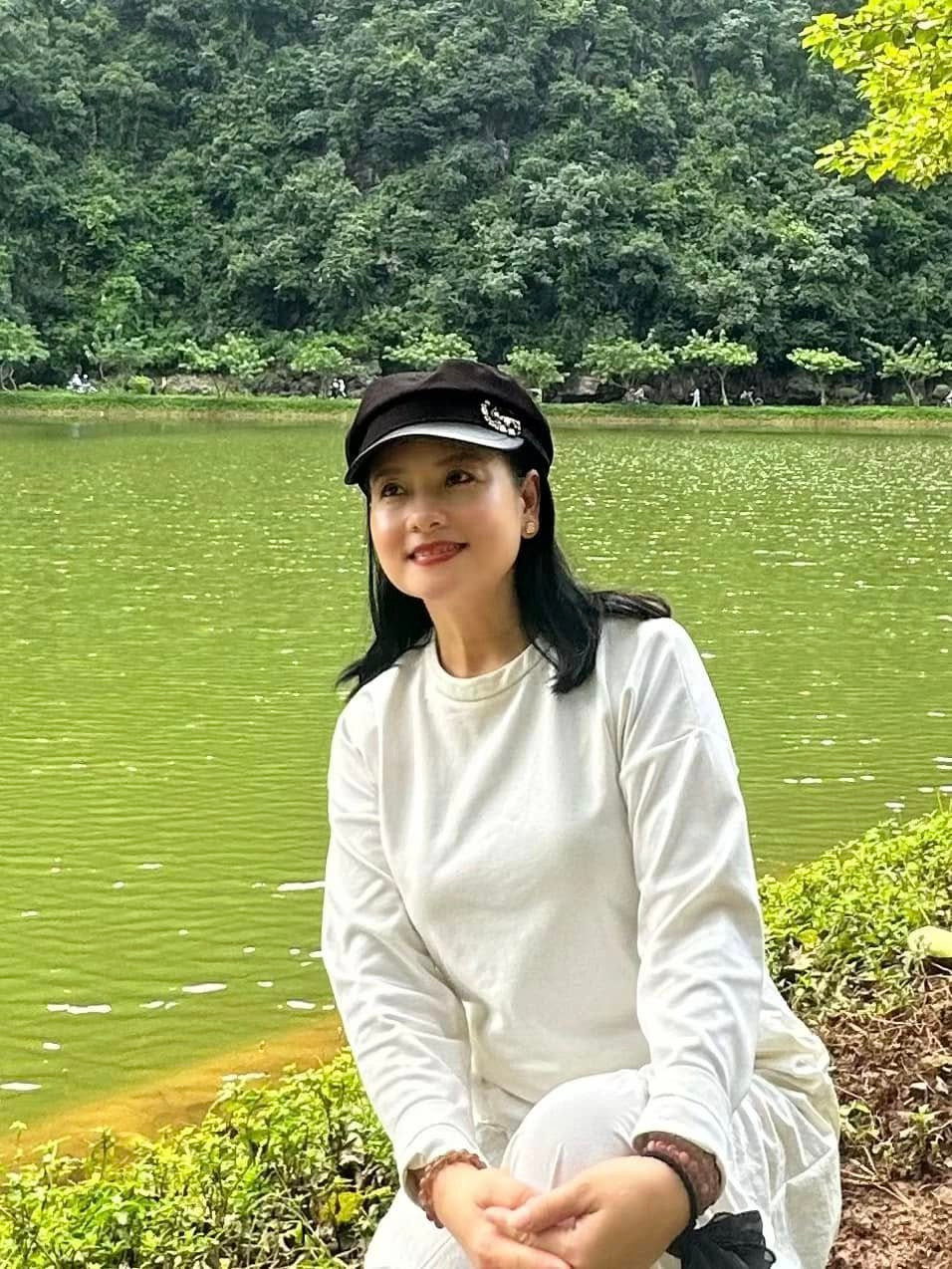 Ở tuổi U60, Thu Quế vẫn sở hữu nét đẹp mặn mà, được nhiều người nhận xét trẻ hơn tuổi.