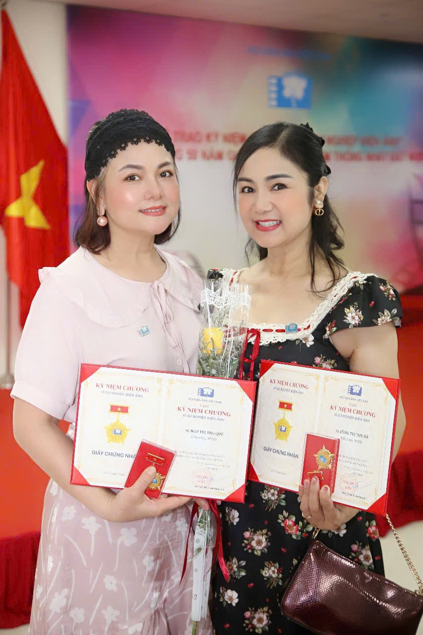 Mới đây, NSND Thu Quế vừa được trao kỷ niệm chương "Vì sự nghiệp điện ảnh" cùng với NSND Thu Hà . Ngoài đời, cả 2 là đôi bạn thân thiết.