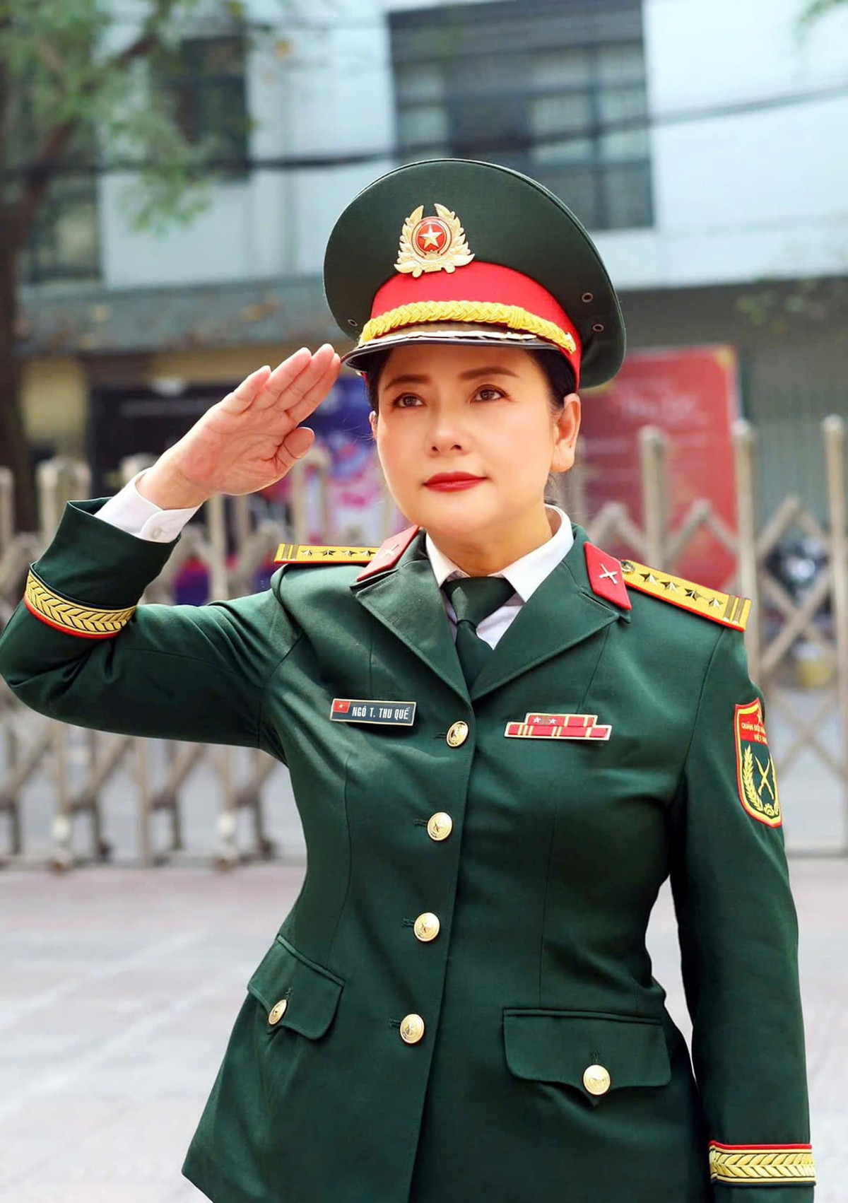 Tuy nhiên, cái nôi của Thu Quế là sân khấu kịch nói. Từ năm 14 tuổi, chị đã "đầu quân" cho đoàn kịch Quân khu II, mở ra nhiều cơ hội trên con đường nghệ thuật và cả cái duyên gặp gỡ với người chồng hiện tại.