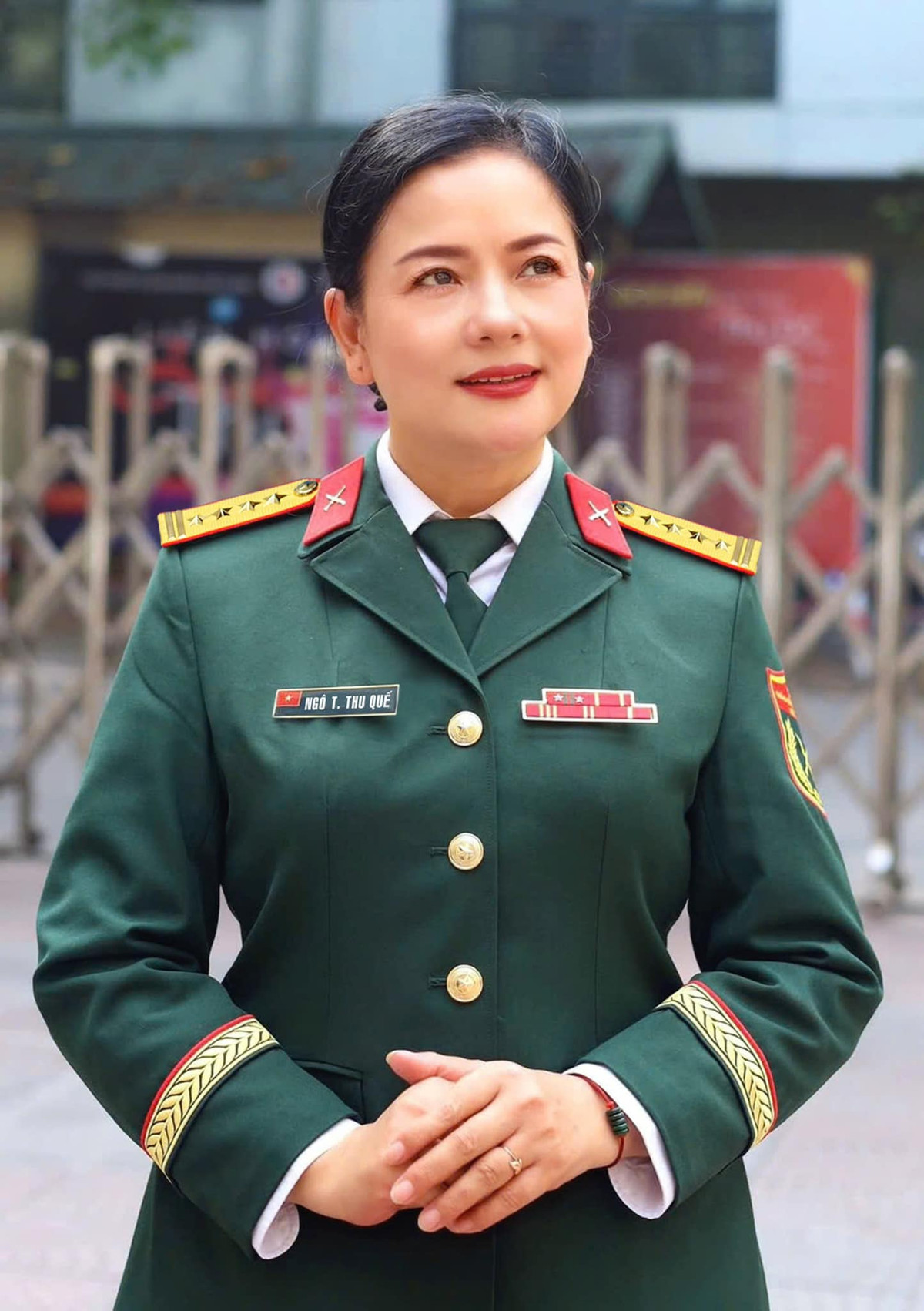 Năm 2016, chị được Nhà nước phong tặng danh hiệu Nghệ sĩ nhân dân vì những cống hiến, đóng góp của mình cho nghệ thuật. Ngoài ra, chị cũng mang quân hàm Đại tá.