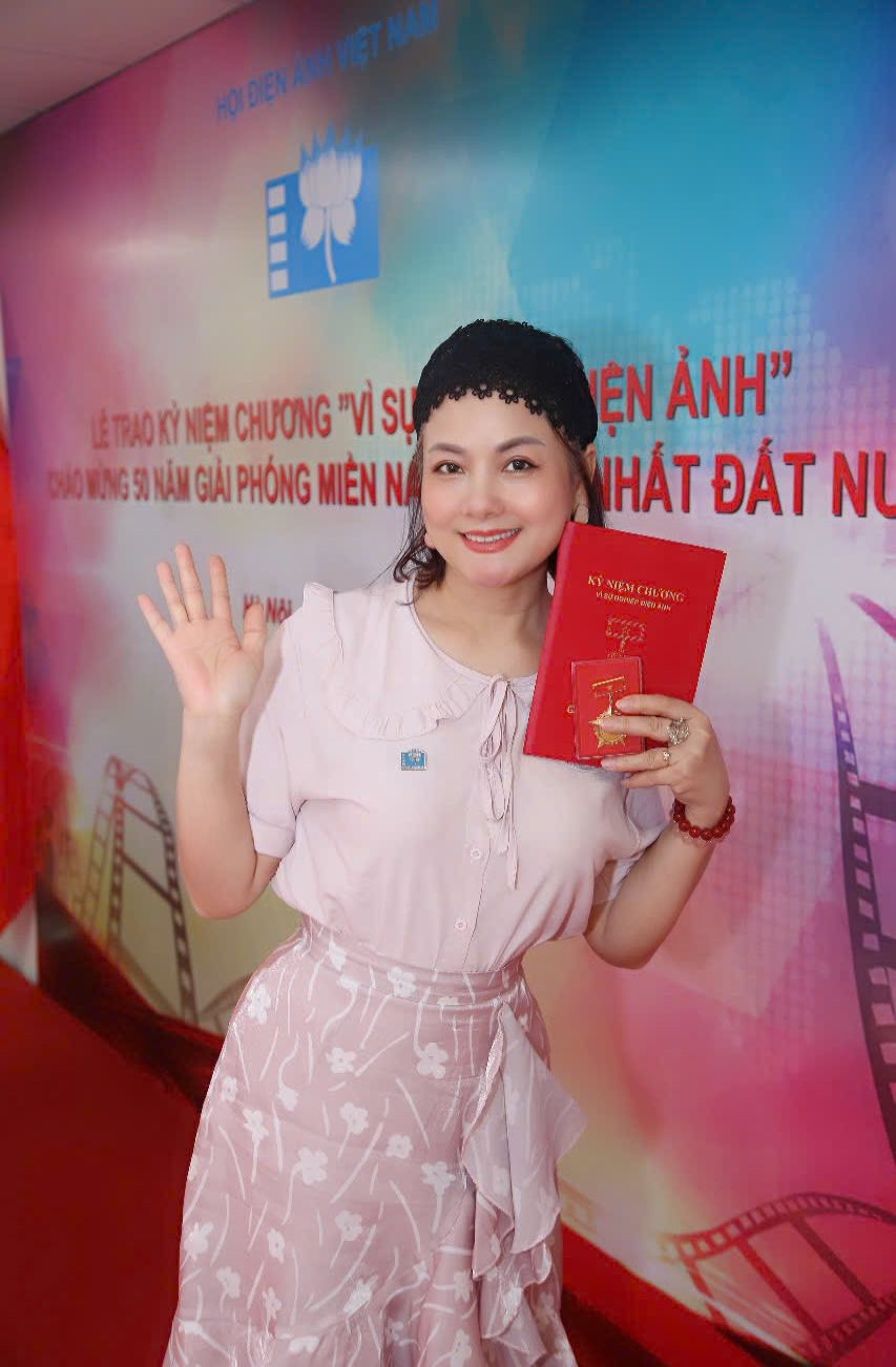 Trong giới nghệ sĩ Việt Nam, cái tên Thu Quế không chỉ gắn liền với những vai diễn ấn tượng trên màn ảnh mà còn gây chú ý đặc biệt khi cô là một trong số ít diễn viên mang quân hàm Đại tá.