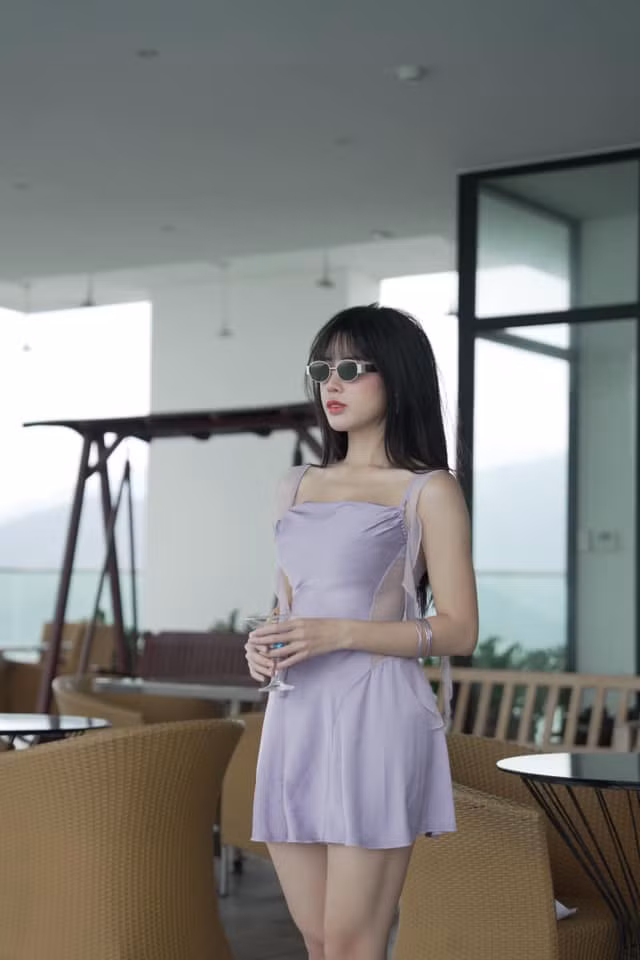 Cô nàng theo đuổi phong cách gợi cảm, nữ tính.