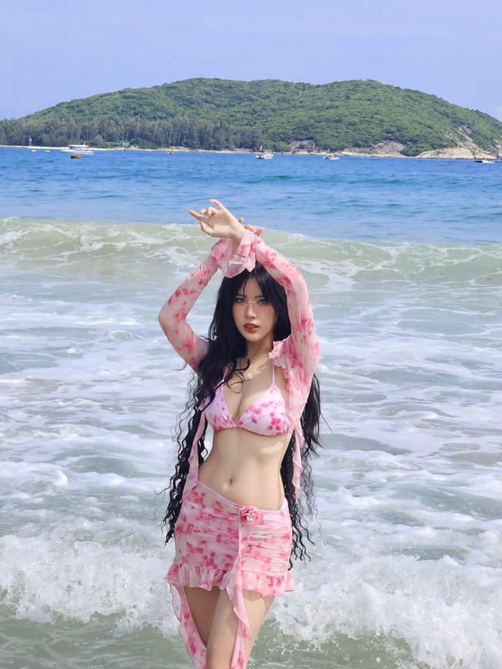 Cô ưu ái những thiết kế tôn dáng, hở mà không quá phản cảm.