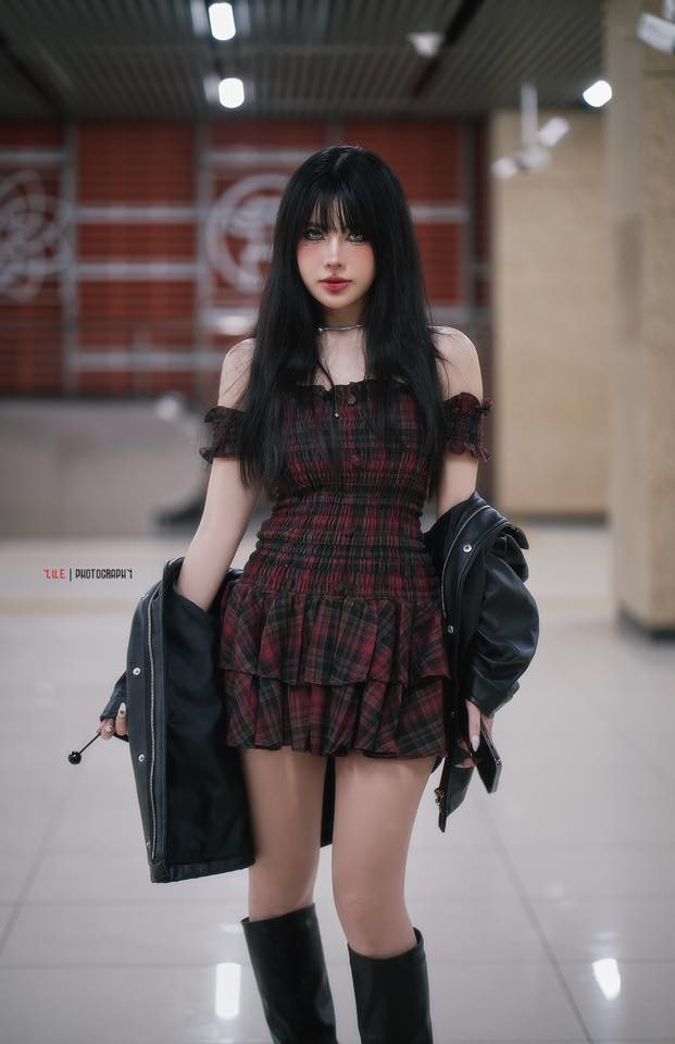 Ngoài ra, Tố Uyên còn nhận được lời mời tham gia diễn xuất trong một số MV ca nhạc như "Cô ta" của Lil Shady, "Kiếp người" của Lã Lâm Phong... hay một vai phụ trong sitcom "Trò đời".