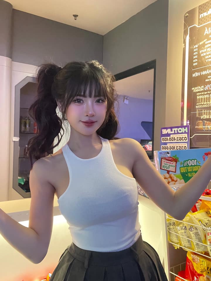 Hoàng Tố Uyên (U Na) sinh năm 1995, là hot girl dân tộc Nùng, đến từ Lạng Sơn.