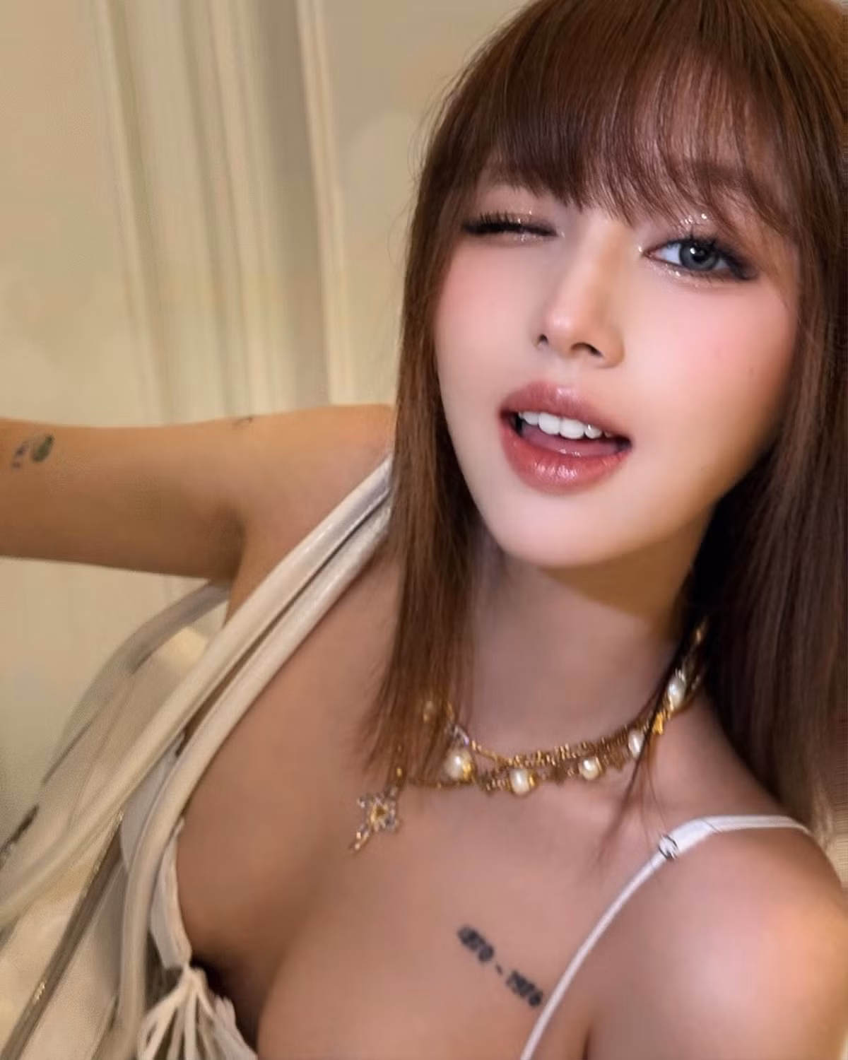 Cả hai liên tục tạo dáng tình cảm, từ chụp selfie đến khoảnh khắc dễ thương bên những món ăn đặc sản tại xứ Chùa Vàng.