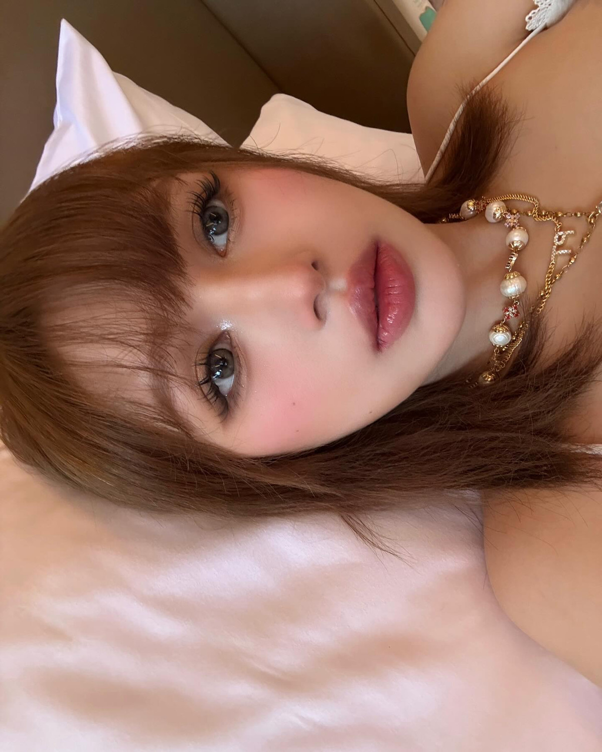 Đặc biệt, visual lần này của nàng hot girl Xoài Non cũng khiến người hâm mộ phải xuýt xoa. Cô nàng tựa như búp bê sống với mái tóc ngắn màu nâu thời thượng, đôi mắt to tròn cùng sống mũi cao thẳng.