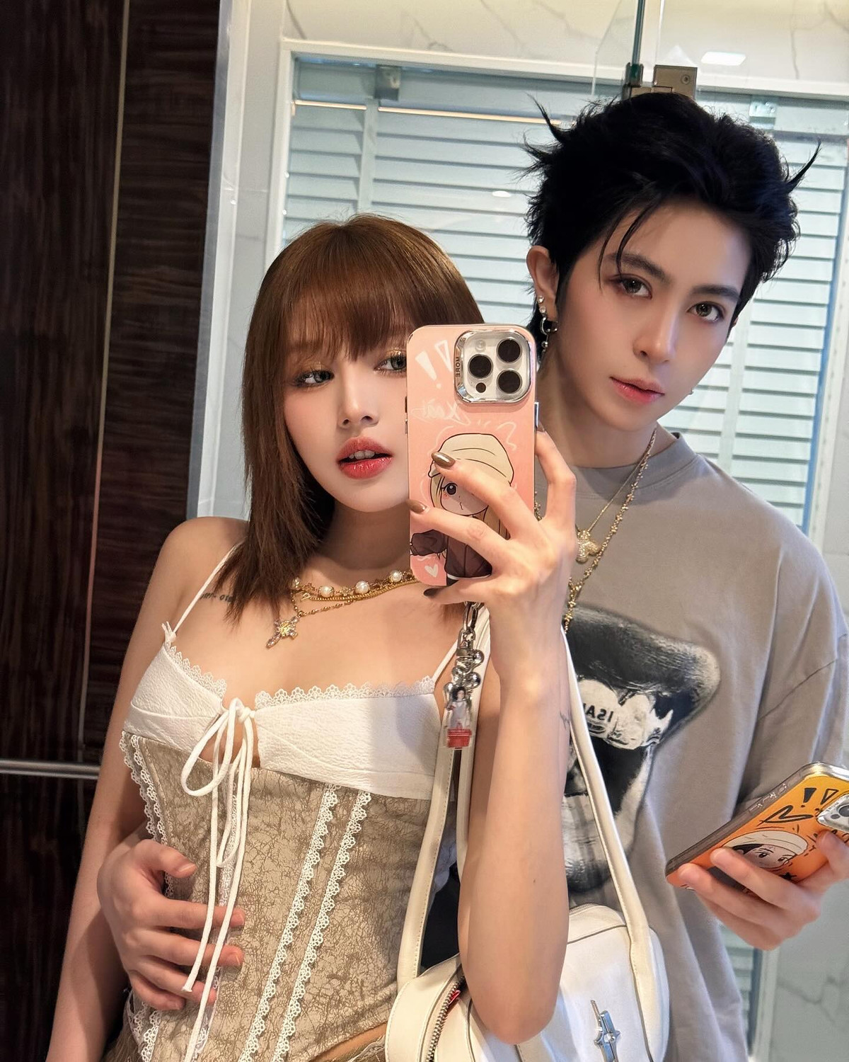 Mới đây, trên trang cá nhân, Xoài Non đã chia sẻ loạt ảnh ghi lại khoảnh khắc cực kỳ thân thiết bên Gil Lê trong chuyến du lịch Thái Lan. Cả hai nhanh chóng thu hút sự chú ý nhờ vẻ ngoài trẻ trung, thời thượng và sự ăn ý đáng yêu trong từng khung hình.