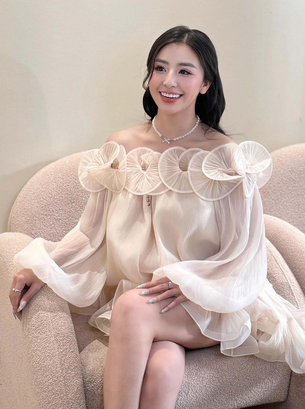 Vóc dáng nóng bỏng cùng thời trang có phần táo bạo khiến không ít người ngỡ ngàng. Nếu không biết trước, có lẽ khó ai có thể tin rằng đây chính là cô hot girl ngọt ngào năm nào từng khiến cộng đồng mạng "phát sốt".