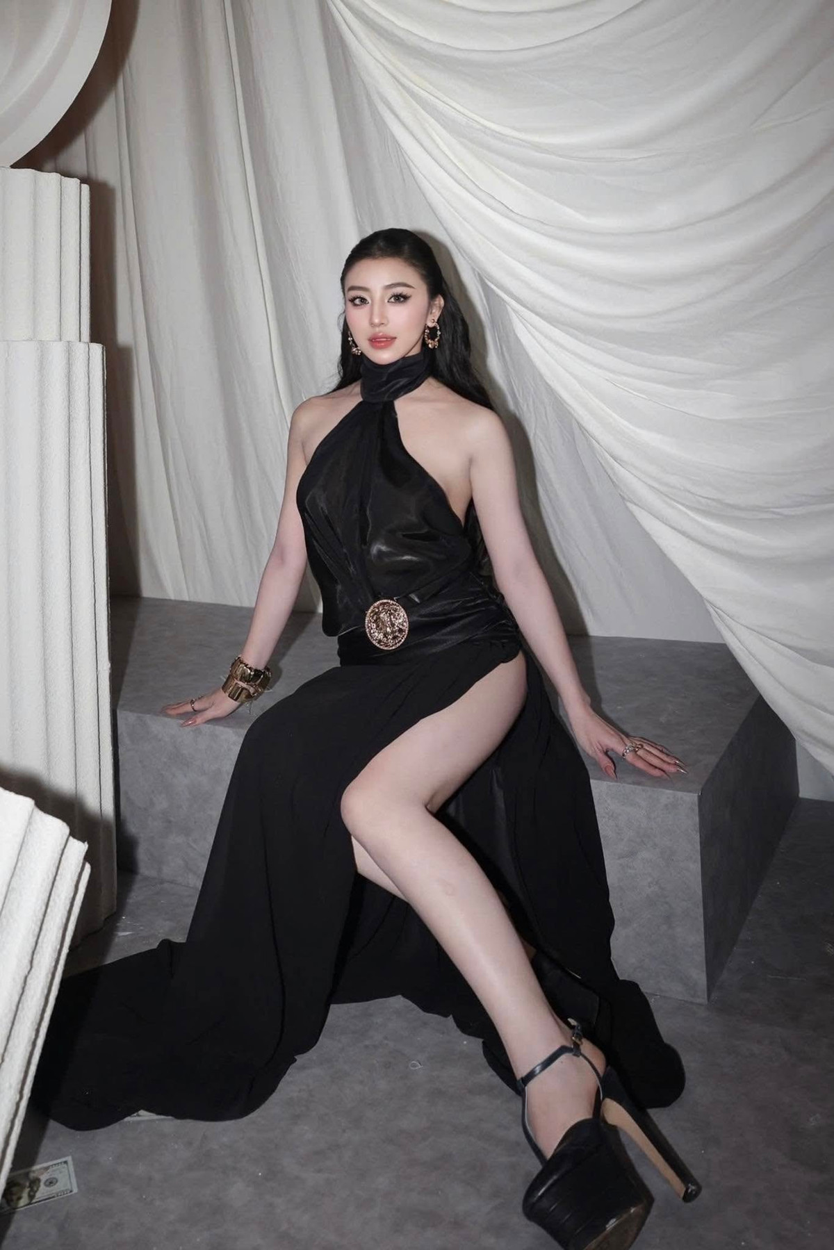 So với hình ảnh cô gái ngây thơ, giản dị bán bánh tráng năm xưa, giao diện hiện tại của Bảo Chi trở nên sắc sảo, cuốn hút hơn nhiều. Cô chuộng phong cách makeup đậm nét, đôi mắt kẻ sắc, môi căng mọng và lối tạo dáng đậm chất "chị đẹp Gen Z" của thời nay.