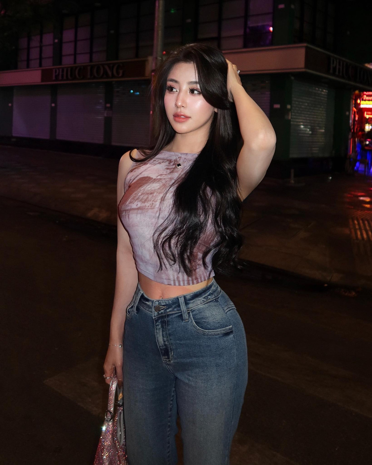 12 năm kể từ ngày bức ảnh “viral” ấy lan truyền trên khắp các diễn đàn, Lưu Hoài Bảo Chi giờ đây đã là mẹ 2 con và có cuộc sống hoàn toàn khác biệt. Tuy nhiên, điều khiến netizen không khỏi bất ngờ chính là màn lột xác về diện mạo lẫn phong cách sống – gần như là “một trời một vực” so với hình ảnh hot girl bánh tráng ngày nào.