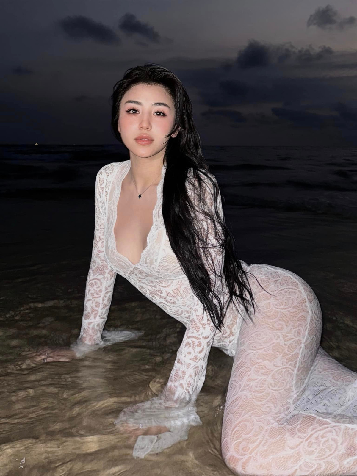 Hình thể nuột nà, vòng nào ra vòng nấy của Bảo Chi trông chẳng hề khác gì gái đôi mươi dù năm nay cô nàng đã ngoài 30 tuổi.