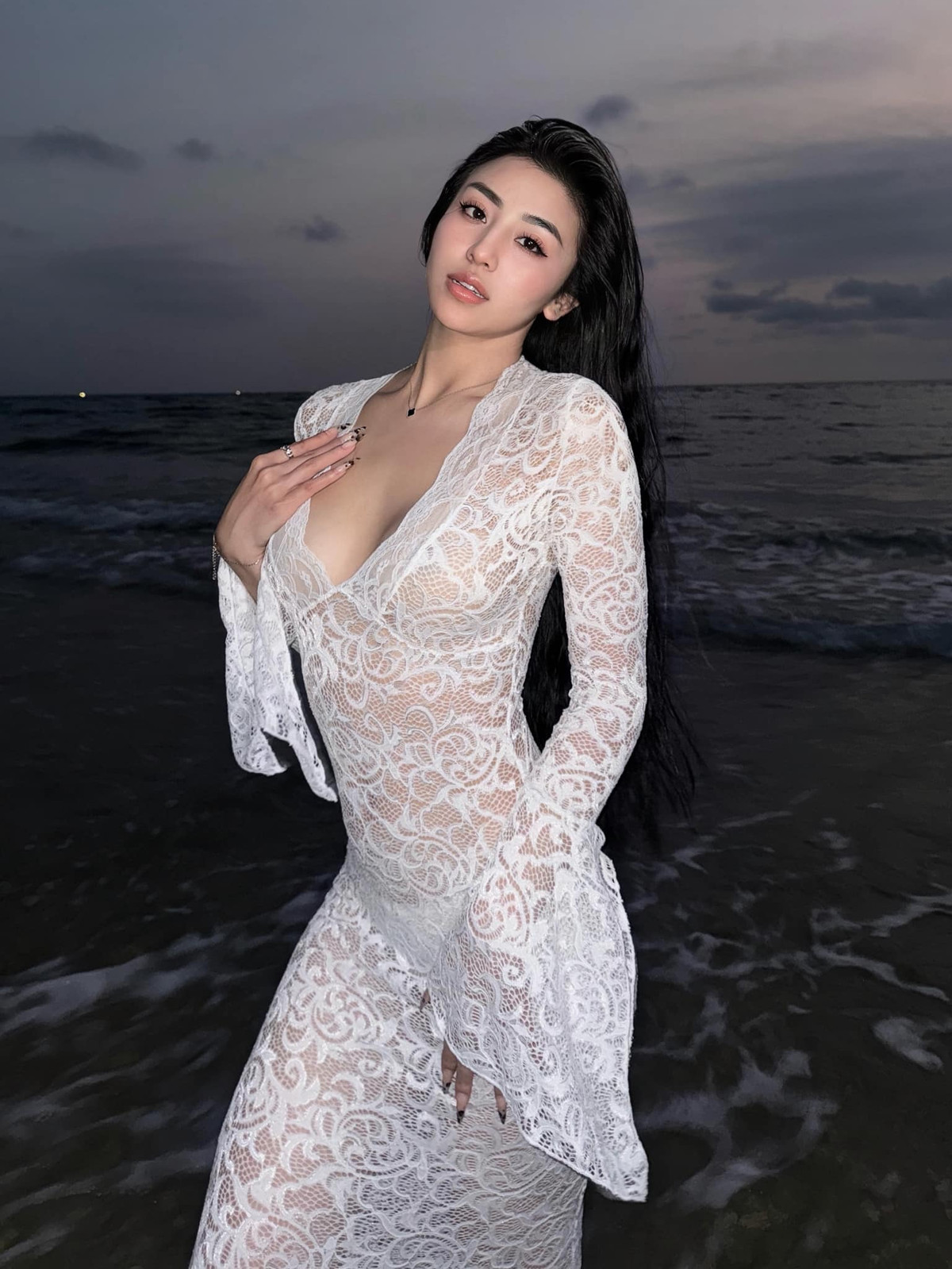 Khuôn mặt khá bầu giờ đã trở thành Vline sắc lẹm.