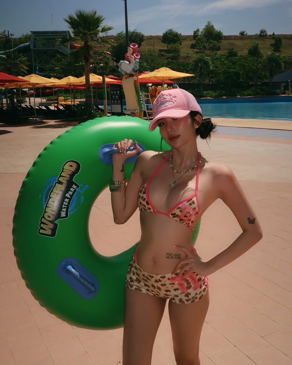 Gương mặt sắc sảo, đôi môi căng mọng, thần thái sang chảnh và body săn chắc giúp cô nàng nhận được mưa lời khen ở phần bình luận.