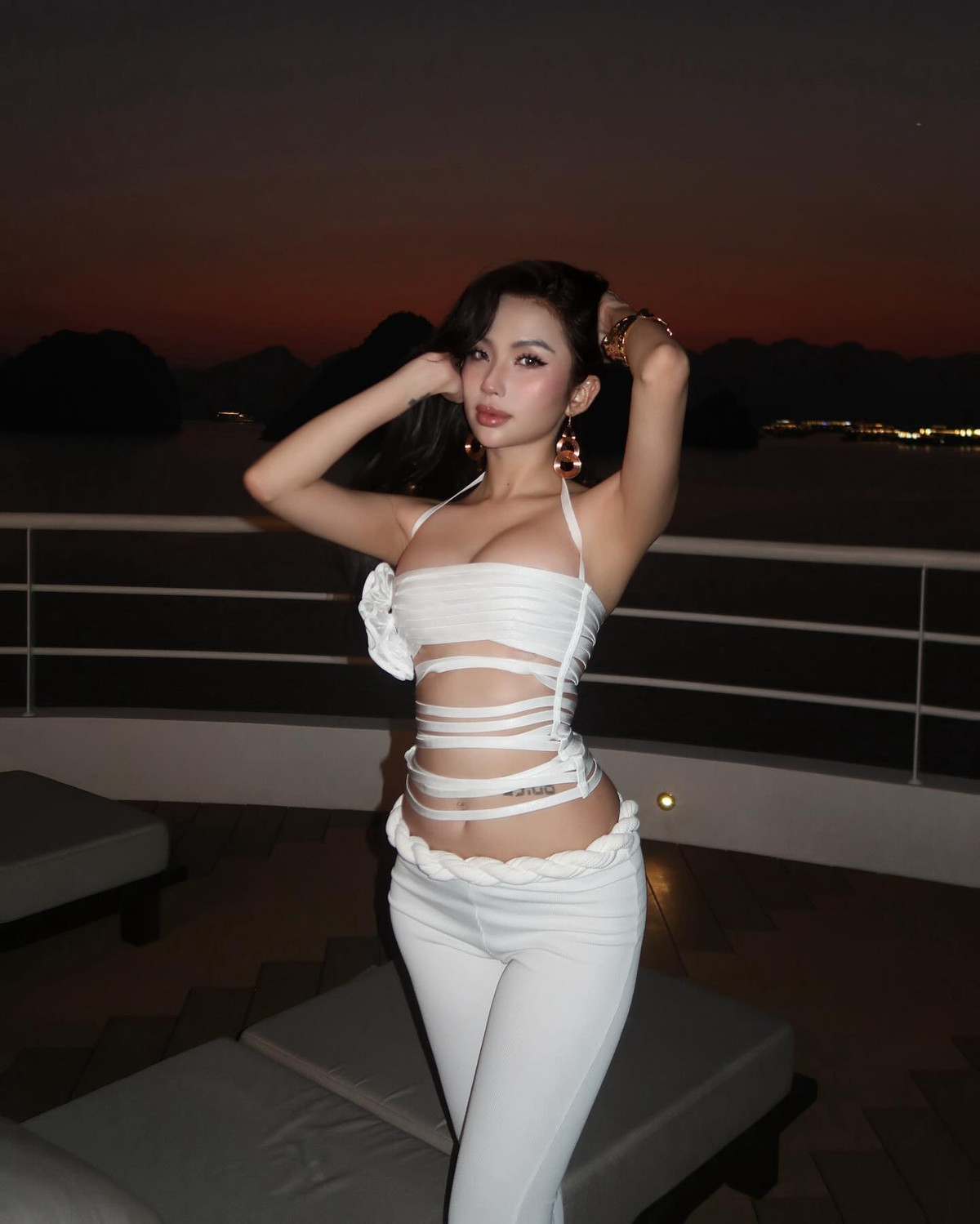 Với ngoại hình nổi bật, phong cách thời trang đa dạng và khả năng bắt trend nhanh nhạy, Quỳnh Như đang là một trong những gương mặt Tiktoker thu hút nhất hiện nay.