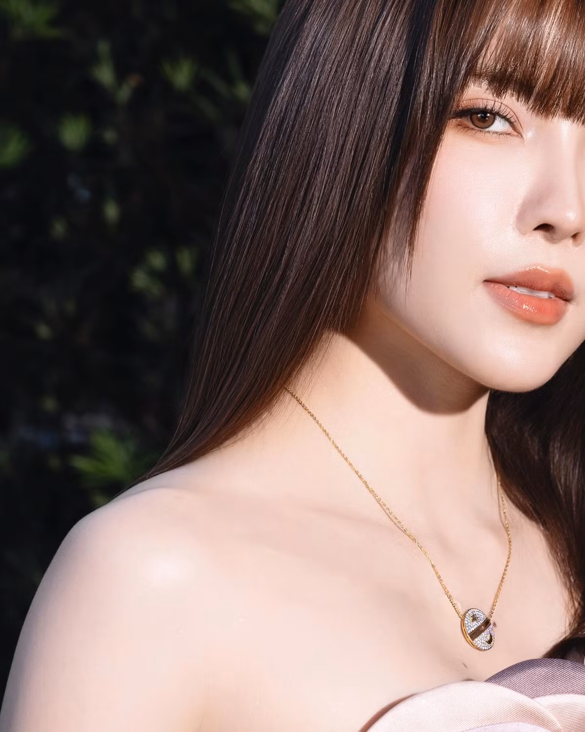 Nữ ca sĩ lựa chọn layout makeup tông nude, tôn lên những đường nét sắc sảo trên gương mặt.