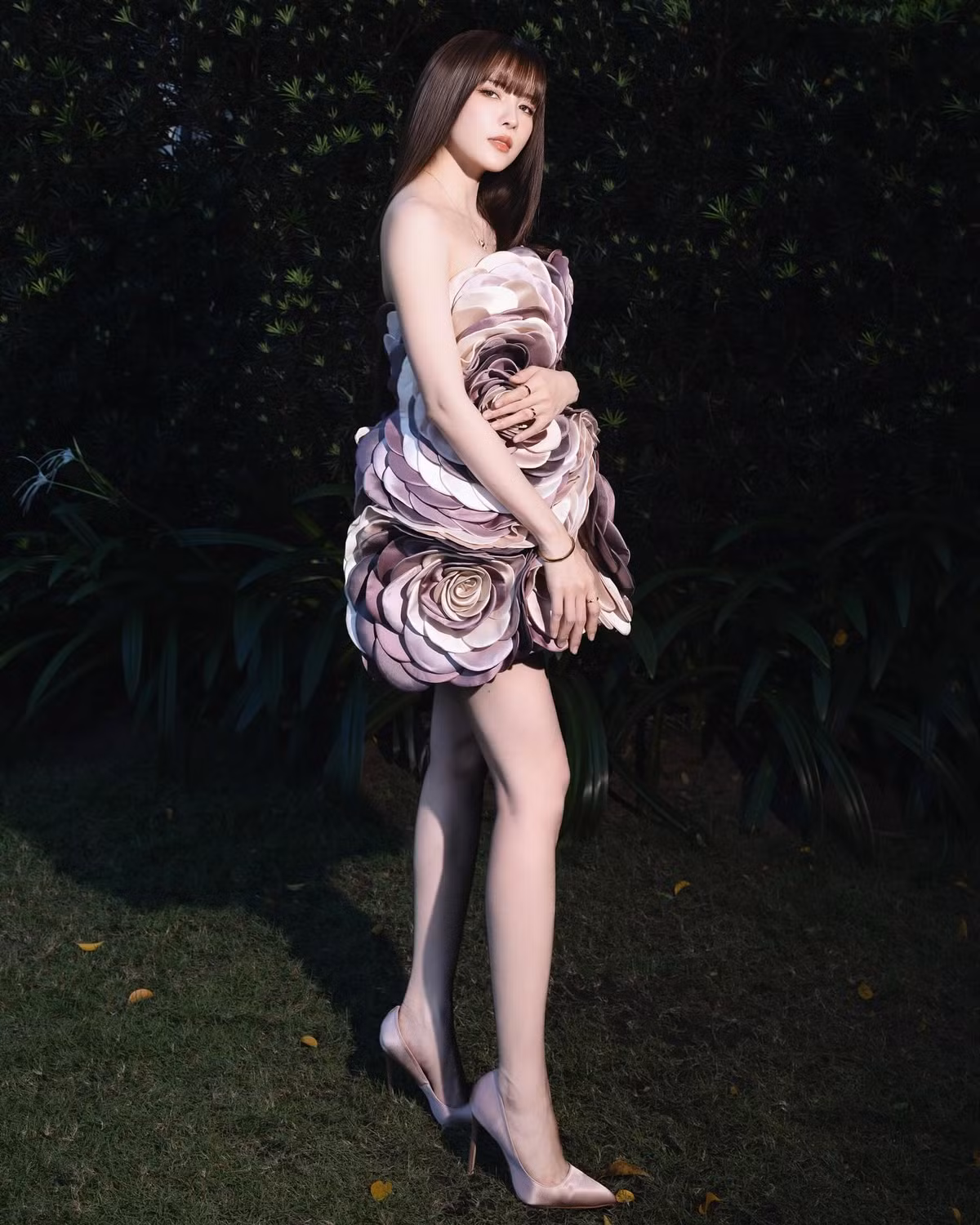 Cô nàng diện chiếc đầm cúp ngực độc đáo với thiết kế 3D hình hoa hồng nổi bật. Không chỉ gây ấn tượng bởi trang phục tinh xảo và cầu kỳ, nữ ca sĩ còn khiến công chúng phải trầm trồ bởi vóc dáng chuẩn chỉnh cùng đôi chân dài miên man, thẳng tắp và sắc sảo như "kiếm Nhật".