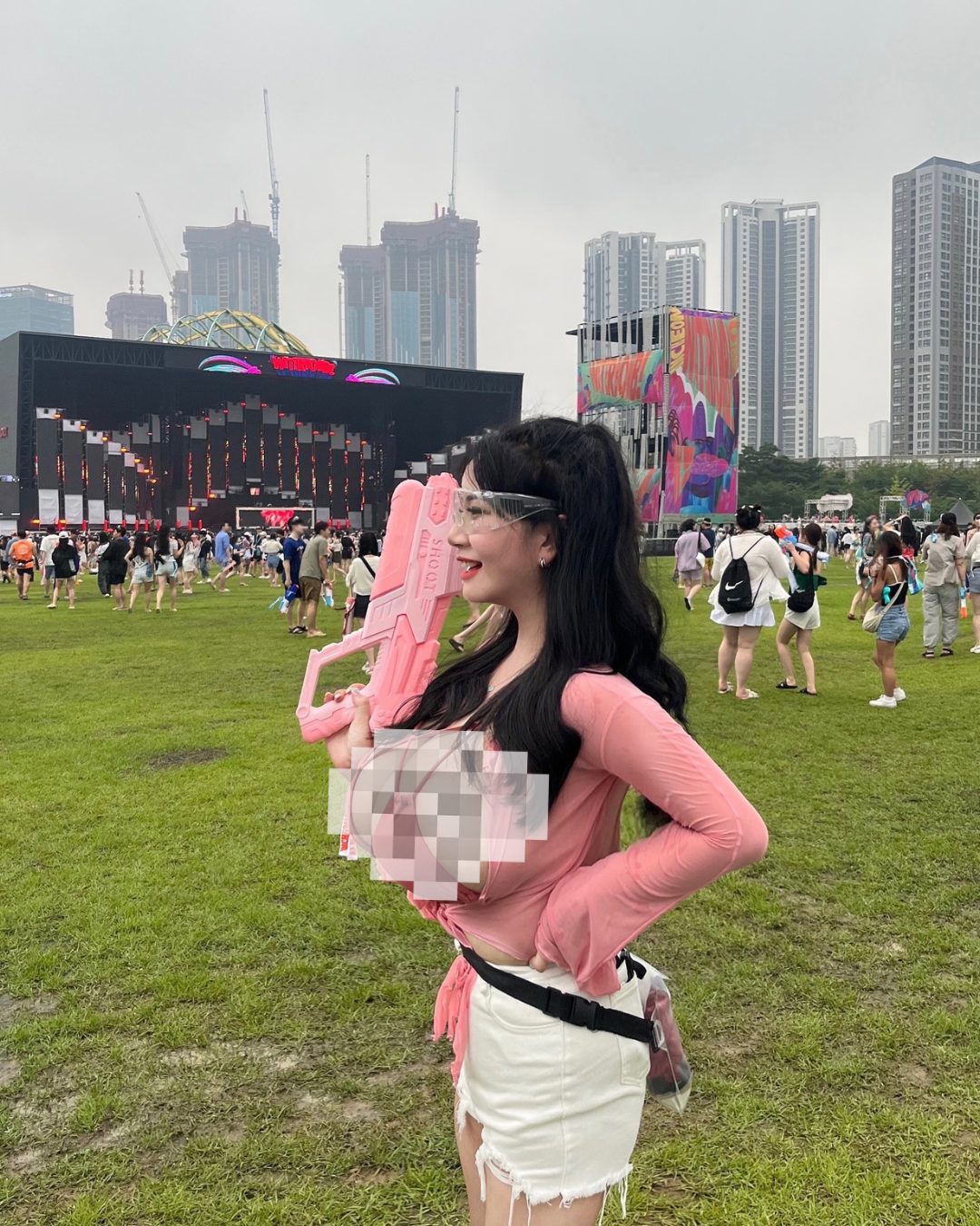 Ở một lễ hội liên quan đến nước, việc mặc bikini hoặc trang phục mỏng nhẹ là hoàn toàn dễ hiểu. Tuy nhiên, việc diện bra bé xíu không thể che hết vòng 1 quá khổ của cô gái khiến cô nàng nhận về nhiều ý kiến trái chiều.