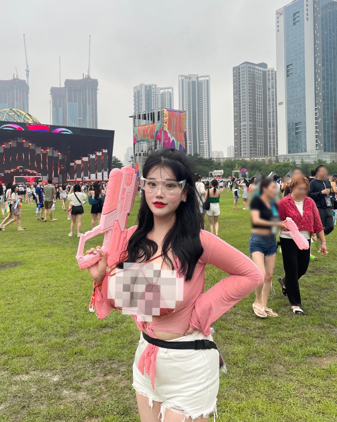 Mùa Songkran năm nay, người tham dự không khỏi “mắt tròn mắt dẹt” trước loạt trang phục đầy gợi cảm, khiến không khí lễ hội càng thêm nóng bỏng. Hình ảnh một cô gái với vòng 1 cực khủng khoe dáng khi tham gia lễ hội đang là tâm điểm chú ý trên mạng xã hội xứ chùa Vàng.