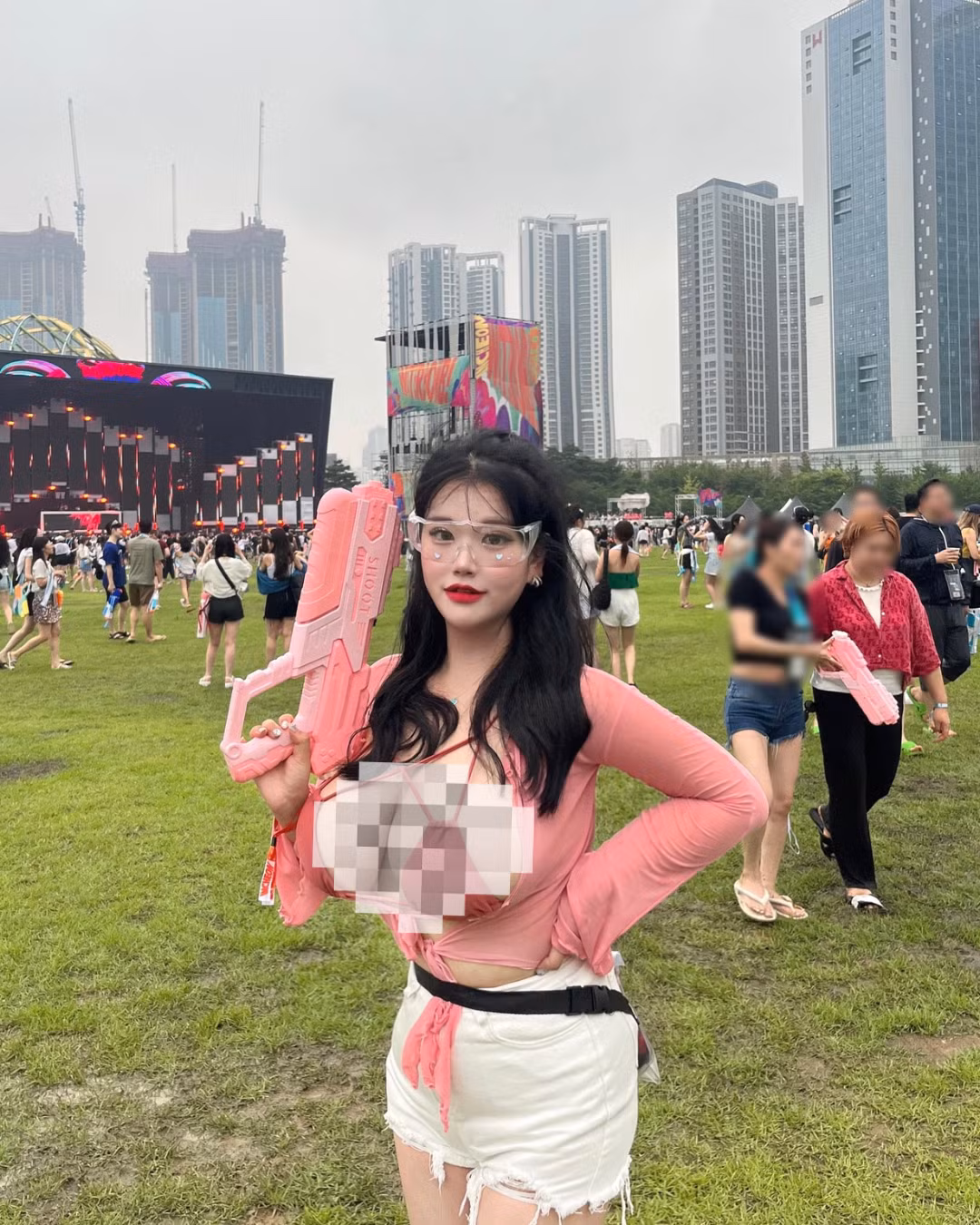 Mùa Songkran năm nay, người tham dự không khỏi “mắt tròn mắt dẹt” trước loạt trang phục đầy gợi cảm, khiến không khí lễ hội càng thêm nóng bỏng. Hình ảnh một cô gái với vòng 1 cực khủng khoe dáng khi tham gia lễ hội đang là tâm điểm chú ý trên mạng xã hội xứ chùa Vàng.