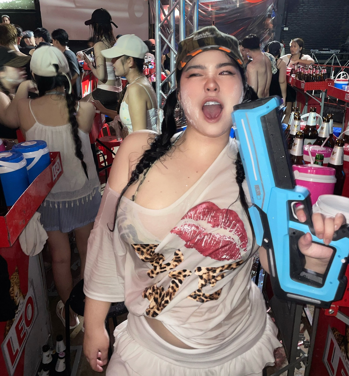 Nhiều netizen cho rằng những bộ trang phục táo bạo không chỉ thể hiện sự tự tin, mà còn là cách các cô gái thể hiện phong cách cá nhân một cách mạnh mẽ, phóng khoáng và không ngại phá vỡ giới hạn. Bên cạnh đó một bộ phận bày tỏ việc lựa chọn trang phục gợi cảm, bắt mắt để hoà vào không khí sôi động là điều hoàn toàn hợp lý, nhưng nếu vượt qua ranh giới, rất dễ biến mình thành “tâm điểm phản cảm” thay vì nổi bật một cách tích cực.