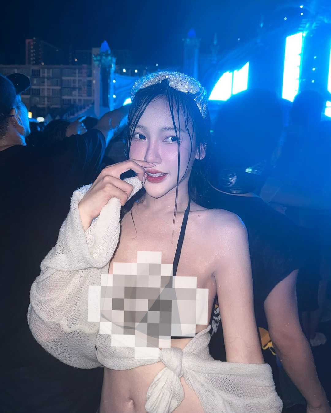 Một số bộ đồ chỉ đơn thuần là vài sợi dây đan chéo qua ngực, che chắn một cách “tượng trưng” khiến nhiều người chứng kiến phải “đỏ mặt quay đi”.