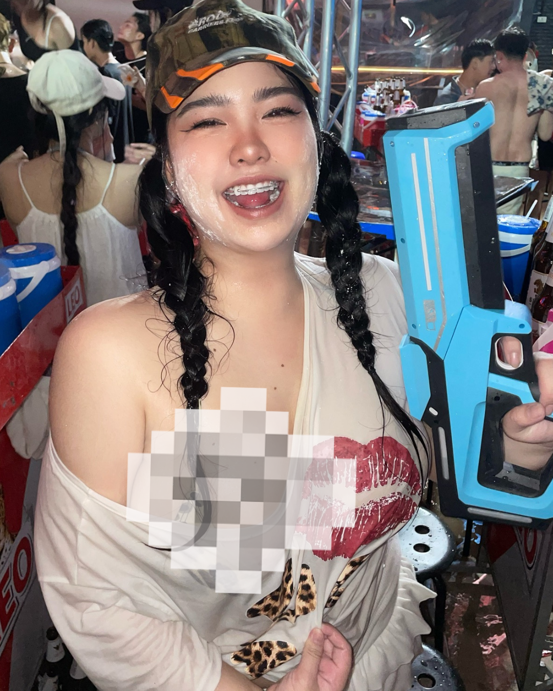 Nhiều chị em lựa chọn màu sắc quần áo khá sáng nên khi bị nước ngấm vào thì phần nội y lộ rõ.