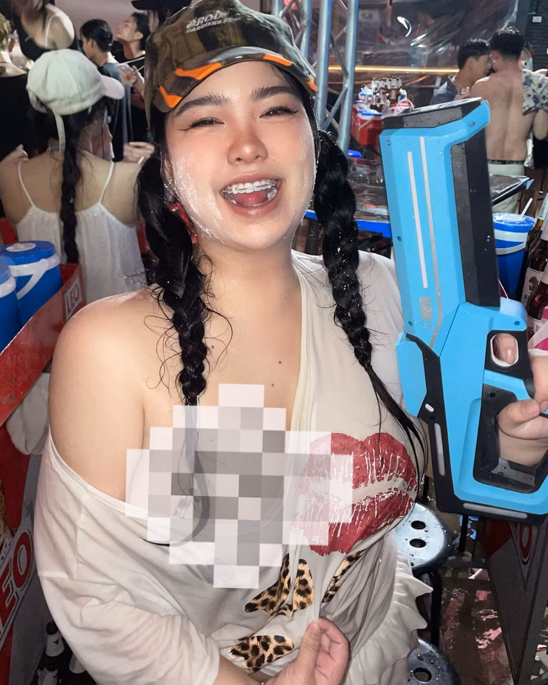 Nhiều chị em lựa chọn màu sắc quần áo khá sáng nên khi bị nước ngấm vào thì phần nội y lộ rõ.