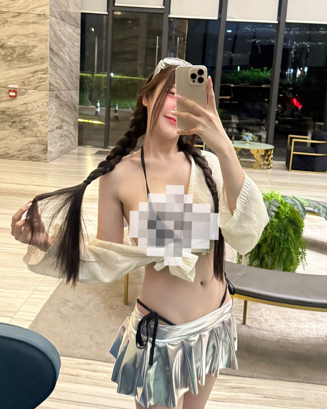 Tuy nhiên, nhiều ý kiến khác lại phản bác, cho rằng việc ăn mặc mát mẻ đến các sự kiện về nước là điều dễ hiểu.