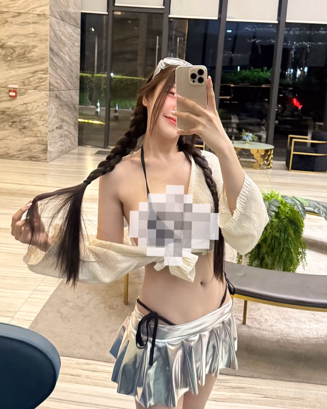 Tuy nhiên, nhiều ý kiến khác lại phản bác, cho rằng việc ăn mặc mát mẻ đến các sự kiện về nước là điều dễ hiểu.