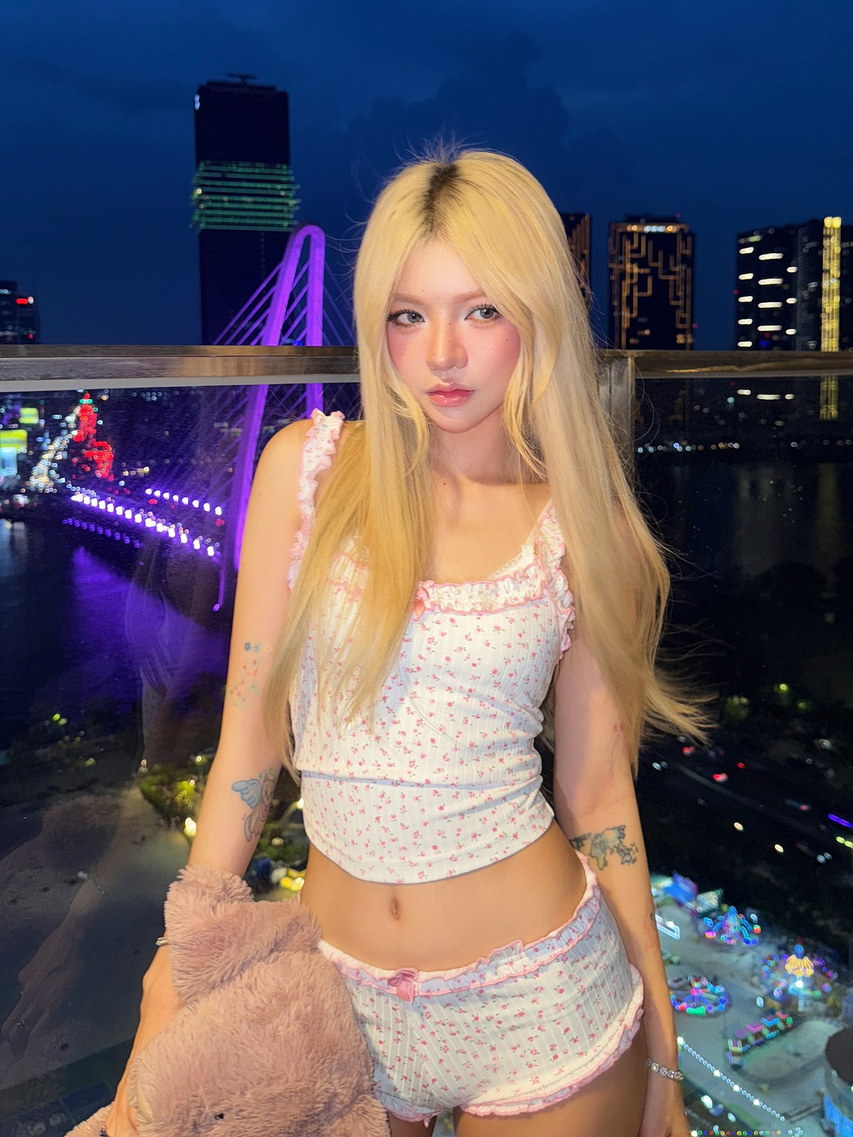 Góc chụp hướng ra sông Sài Gòn với tòa nhà Bitexco phía xa tạo nên một background vừa hiện đại, vừa sang chảnh.