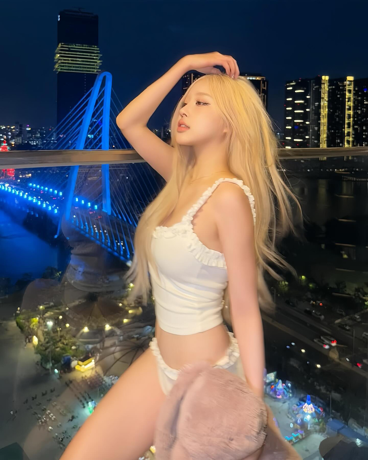 Viền bèo mềm mại, nơ hồng mini và phần cắt cúp khéo léo khiến bộ đồ dù đơn giản nhưng vẫn mang đến cảm giác “có gu”, đúng kiểu vừa đủ gợi cảm nhưng không hề phản cảm.