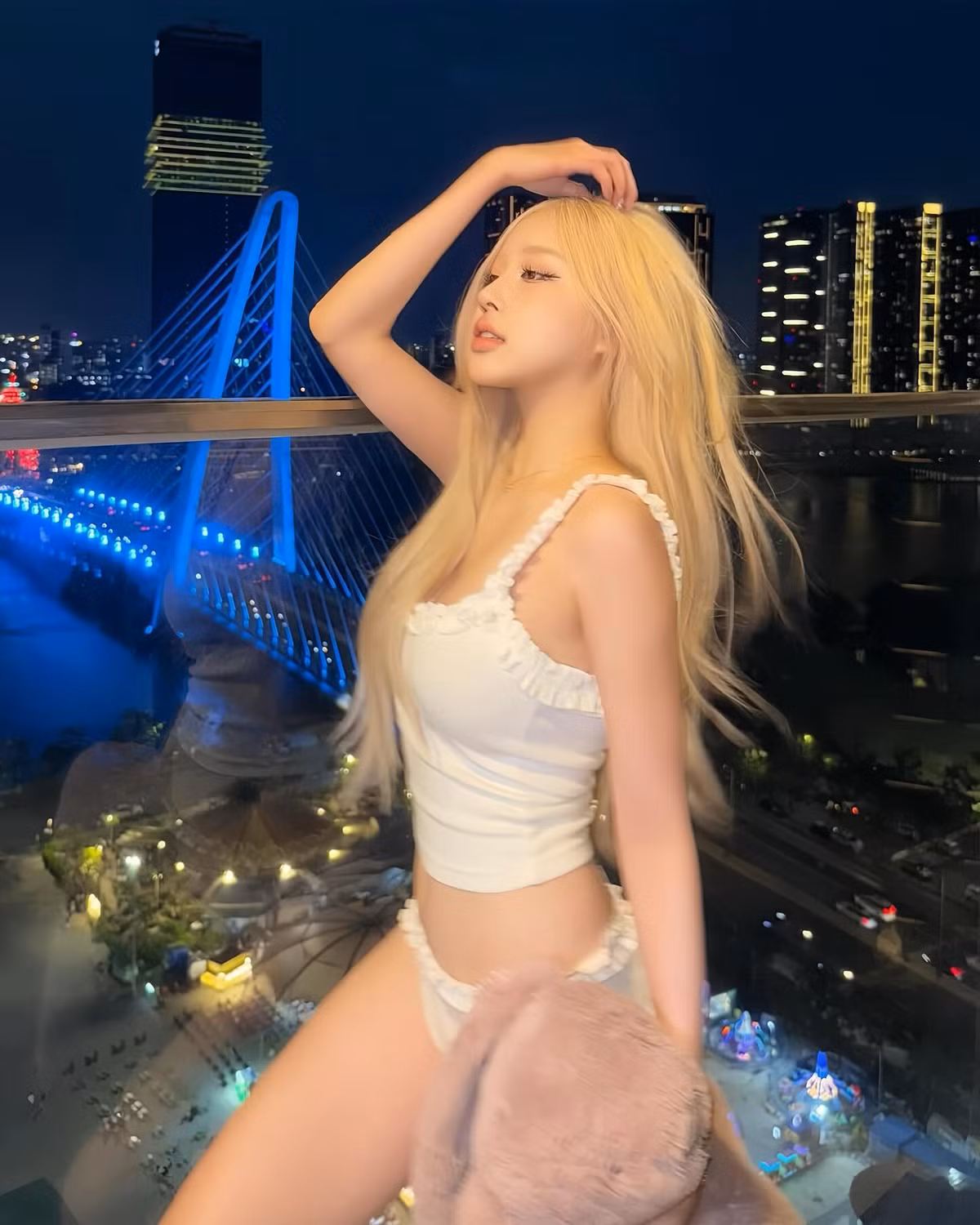 Viền bèo mềm mại, nơ hồng mini và phần cắt cúp khéo léo khiến bộ đồ dù đơn giản nhưng vẫn mang đến cảm giác “có gu”, đúng kiểu vừa đủ gợi cảm nhưng không hề phản cảm.