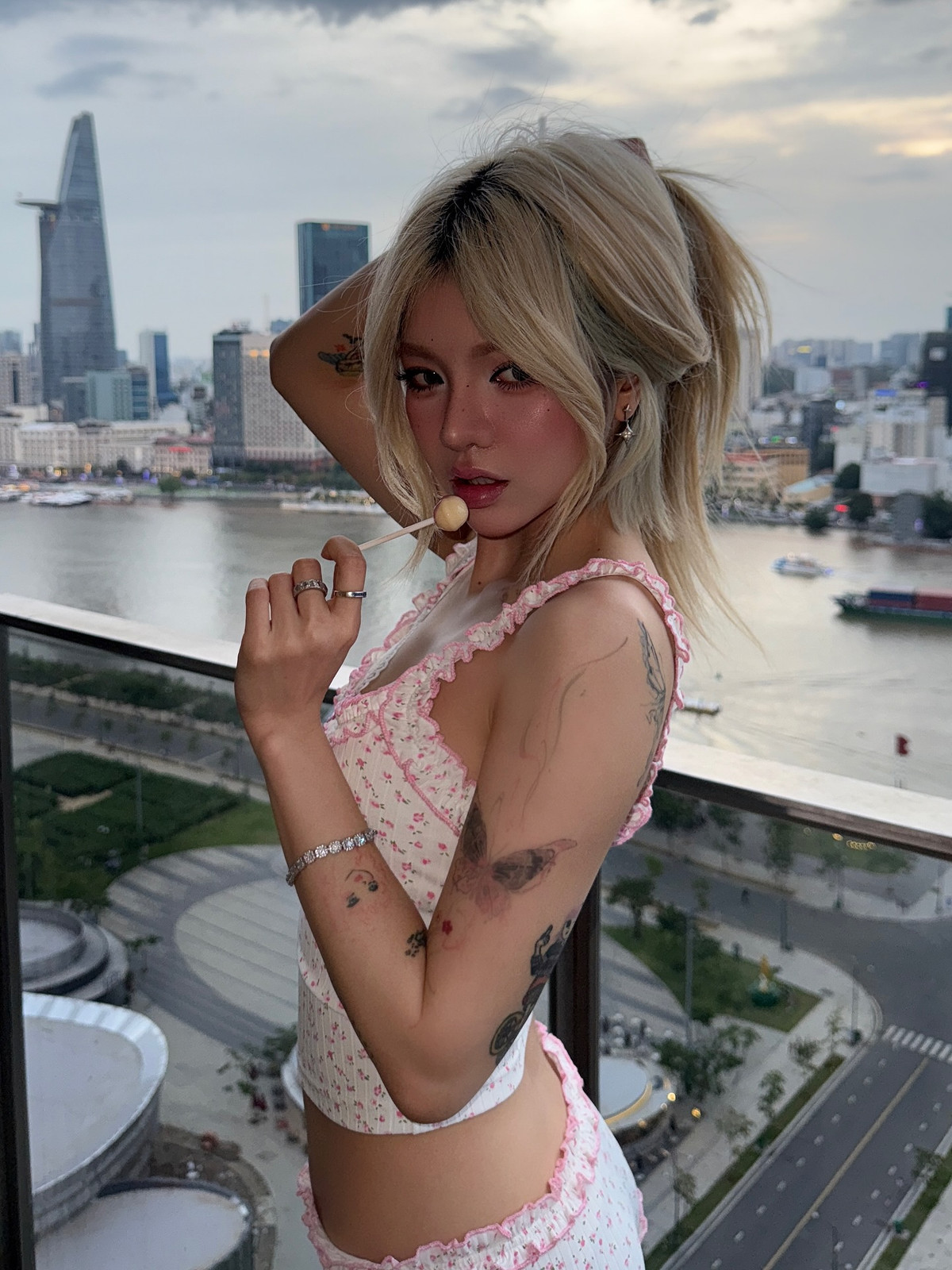 Còn cô nàng Ciin diện một set đồ ngủ hai mảnh màu trắng kem, phủ họa tiết hoa nhí tông hồng ngọt lịm.