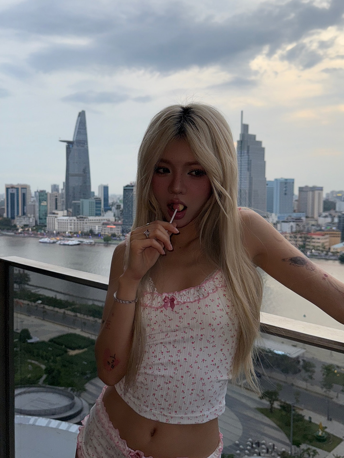 Thiết kế viền bèo nhún nhẹ nhàng, gợi cảm vừa đủ để tôn lên đôi vai trần, vòng eo thon cùng đôi chân dài miên man.