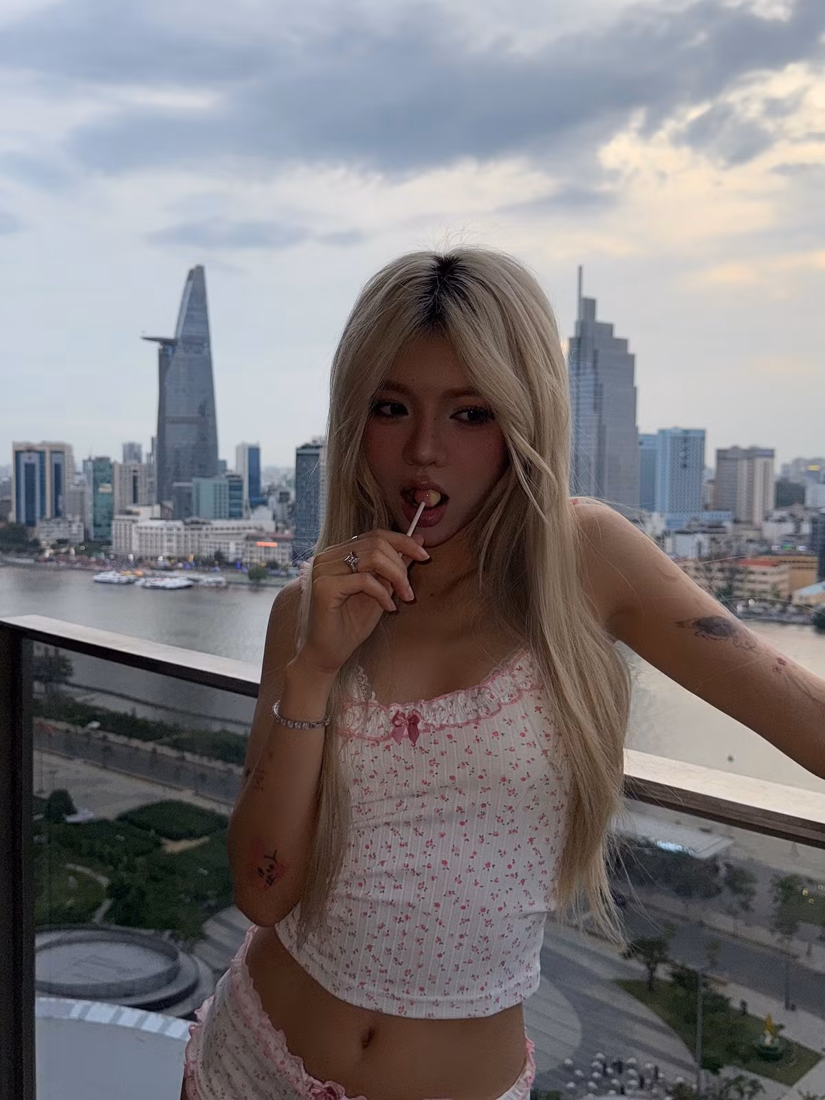 Thiết kế viền bèo nhún nhẹ nhàng, gợi cảm vừa đủ để tôn lên đôi vai trần, vòng eo thon cùng đôi chân dài miên man.