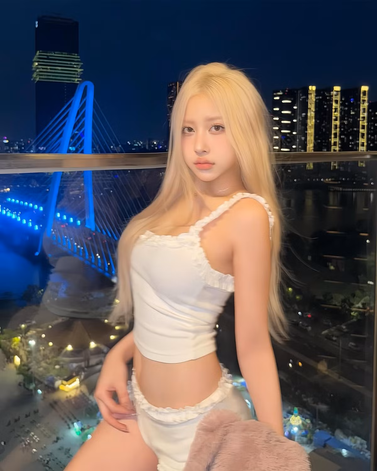 Cũng mặc thiết kế đồ ngủ ngủ xíu, nhưng Tiktoker Huyền Diệu lựa chọn set đồ màu trắng không họa tiết.