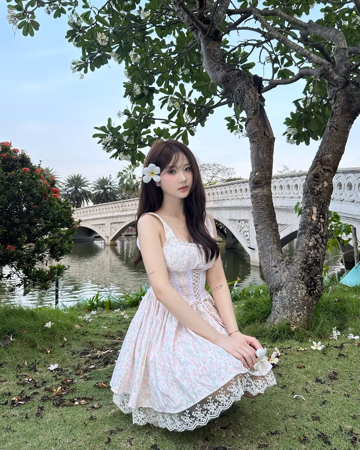 Đặc biệt, khoảnh khắc chụp ảnh trước laptop của cô nàng từng có một giai đoạn tạo nên trào lưu chụp ảnh với góc chụp tương tự.