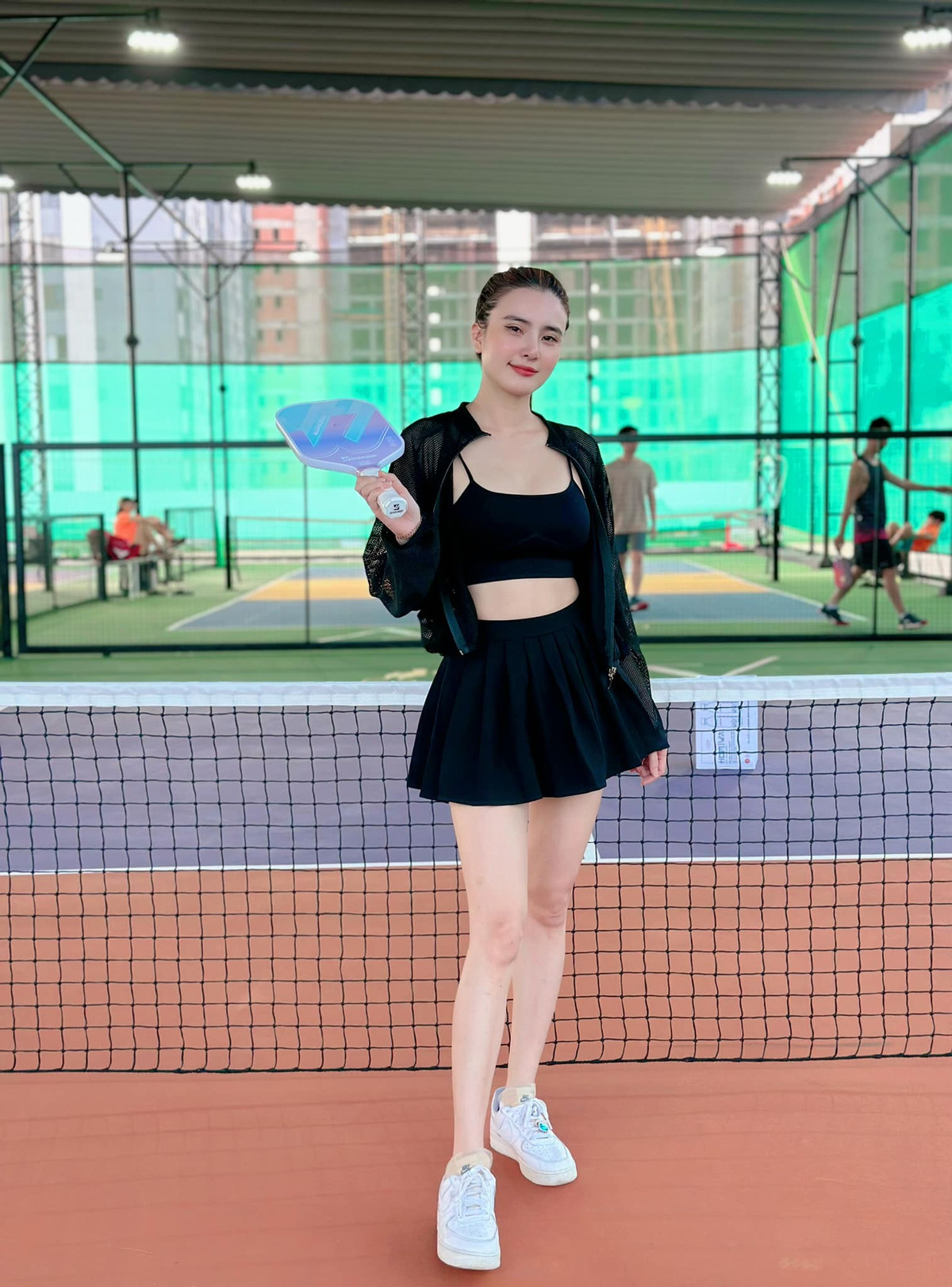 Lê Khánh Chi (sinh năm 1989) - em gái ruột của cầu thủ Công Vinh. Cô từng là Hoa khôi Đại học Văn Hóa vfa là mẫu ảnh được nhiều nhãn hàng săn đón. Sau khi quyết định kết hôn từ tương đối sớm, cô nàng dần rút lui khỏi mọi hoạt động nghệ thuật.